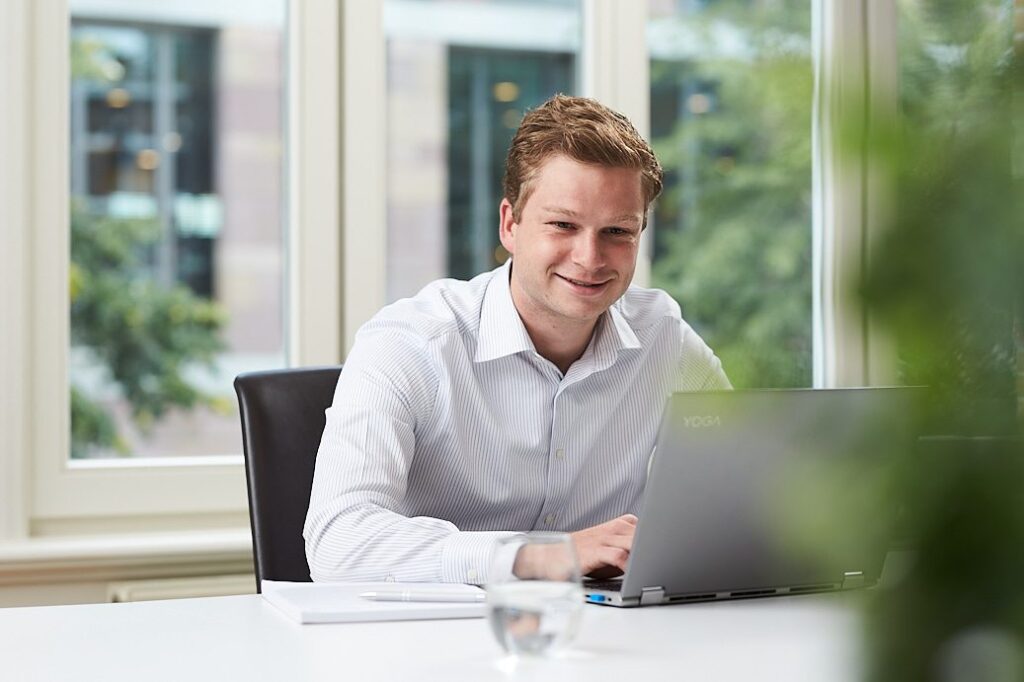 Stef achter de computer