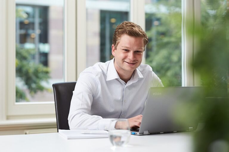 Stef achter de computer